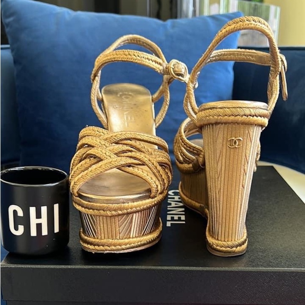 authentic Chanel sandales in gold